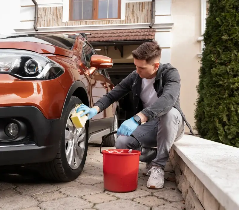 Lavage auto à domicile La Chomette : professionnel intervenant sur un véhicule